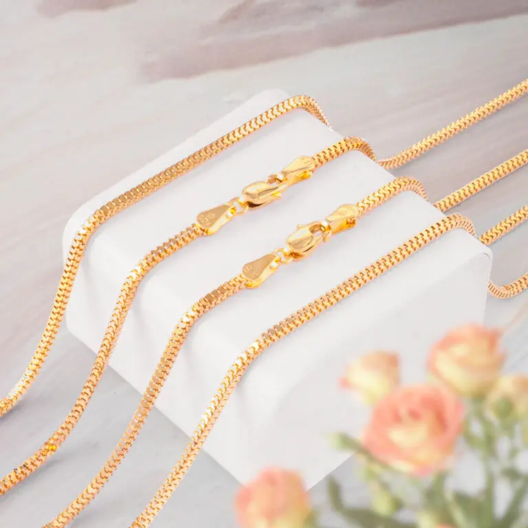 Fine gold chain detail