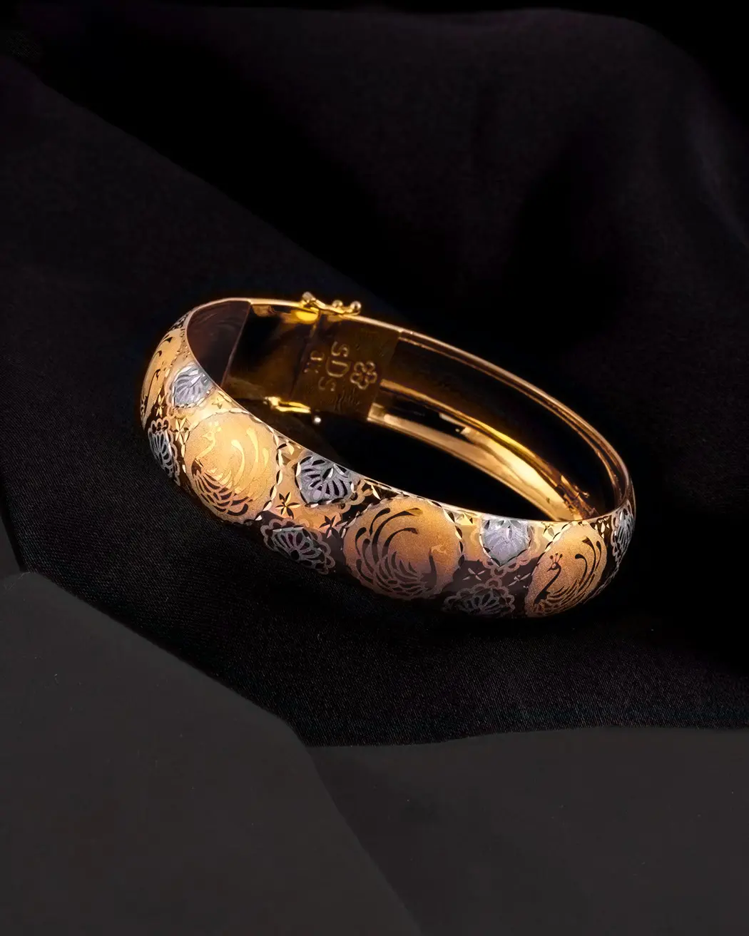 Decorative gold bangle by SDS Gold